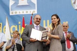 Jesús Navarro, recoge una placa de agradecimiento de manos de la presidenta del AMPA Colegio Alkor