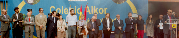 Empresas colaboradoras en proyecto ESO Empresa del Colegio Alkor, presentes en la clausura de su semana cultural que reciben reconocimiento en este acto, junto a Silvia Cruz, 2ª Teniente alcalde del Ayuntamiento de Alcorcón y Eulogio Martínez, director del Colegio Alkor.