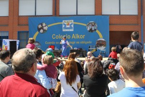 Actuaciones para los niños en el inicio de la semana cultural del Colegio Alkor